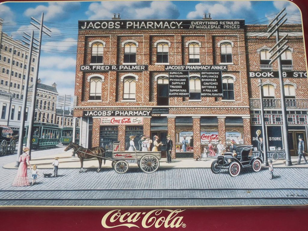 Farmacia Jabobs´ en una bandeja de Merchandising de Coca Cola
